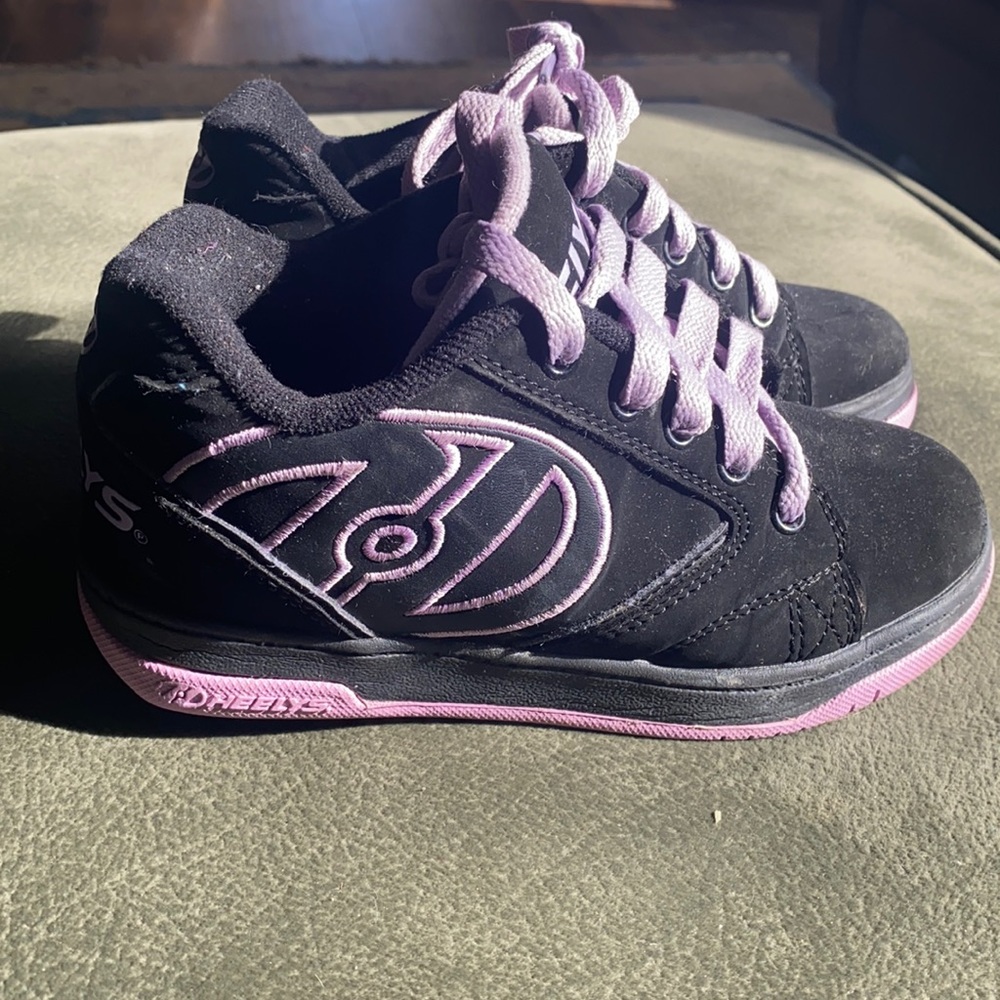 kids / girls heelys. purple and black